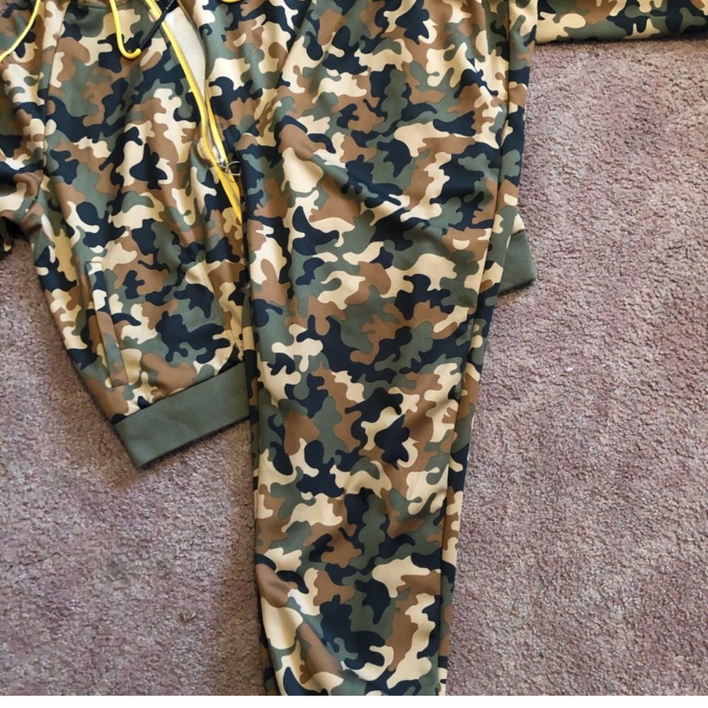 Women camp jump suit.. brand new never worn.